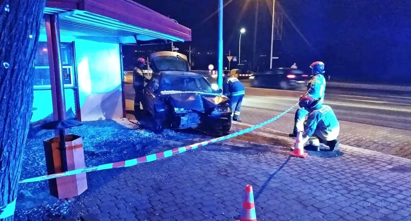 Mogło dojść do tragedii. 19-latek wjechał w przystanek MZK [ZDJĘCIA]