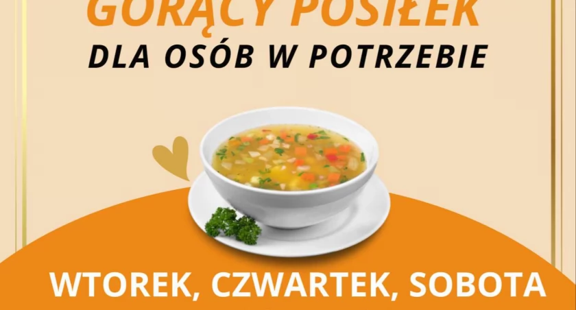 Gorący posiłek dla osób w potrzebie przed przemyskim magistratem