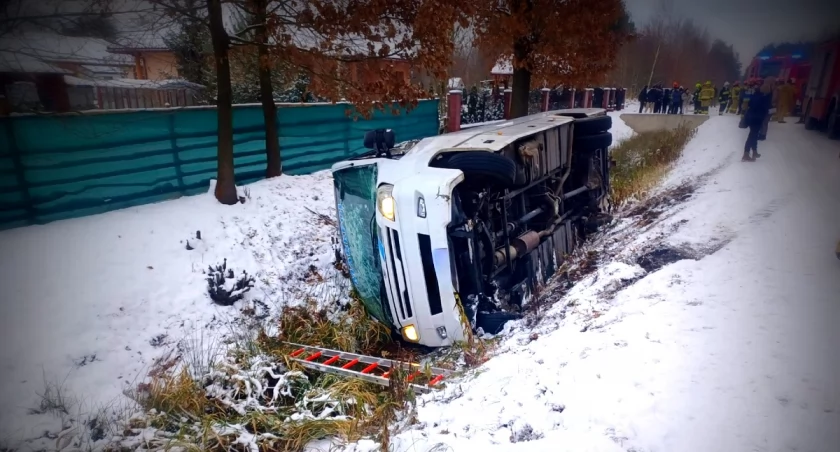 Bus zsunął się z drogi do rowu i przewrócił na bok. Do szpitala trafiły 4 pasażerki