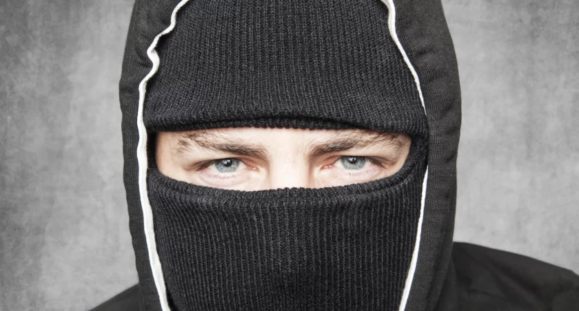 Sprzedaż kombinezonów się nie powiodła, a z konta zniknęło ponad 12 tys. zł