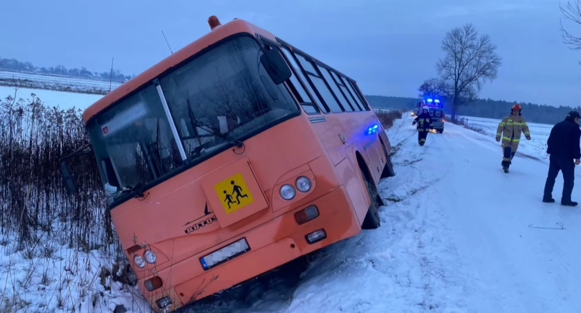 Autobus przewożący dzieci wylądował w rowie. Pomogli funkcjonariusze SG