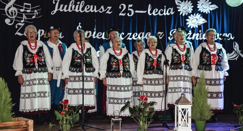 Tort i życzenia na 25. urodziny zespołu z Rożniatowa