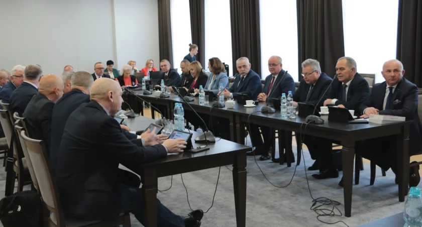 Od inwestycji drogowych do sytuacji w COM. Atmosfera prysła, posypała się lawina pytań