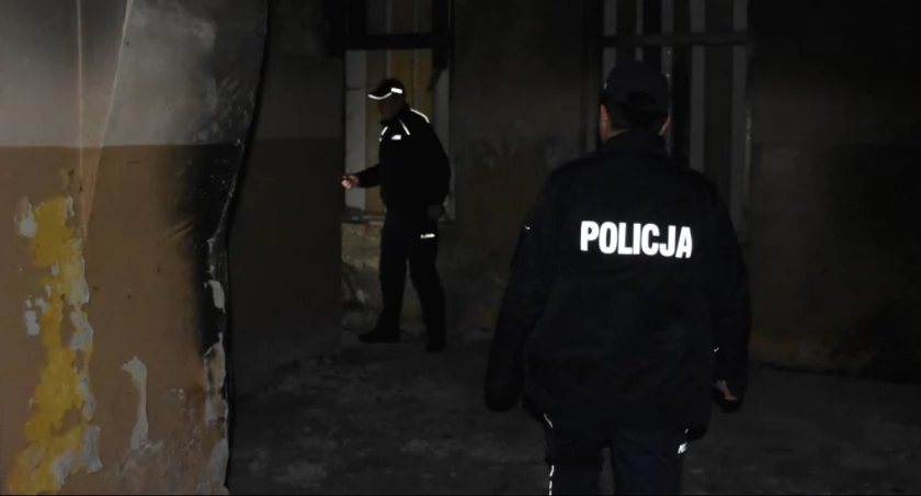 Spał w opuszczonej fabryce. Przed wychłodzeniem uchronili go policjanci