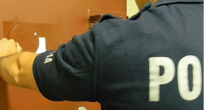 Na oczach klientów ukradł butelkę wódki i uciekł ze sklepu