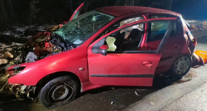 60-latek wjechał w drzewo. Był pijany 