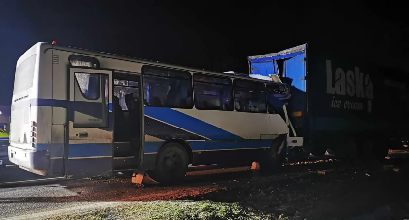 Przeworsk: kierowca autobusu wjechał w ciężarówkę