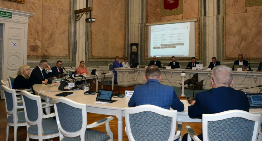 Budżet „klepnięty”. Dług miasta w 2024 roku: ponad 200 mln zł