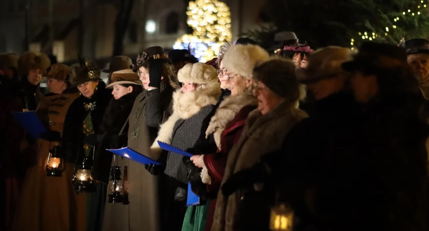 Wspólne kolędowanie. Znakomity pomysł, magiczny klimat na przemyskim Rynku [ZDJĘCIA]