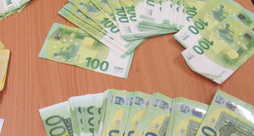 Niezgłoszona gotówka w bagażu podróżnej 
