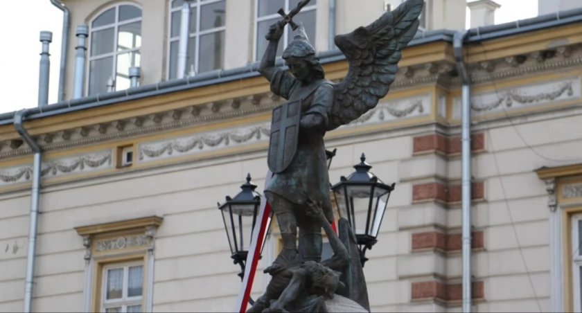Na jarosławskim Rynku stanęła figura Świętego Michała Archanioła 
