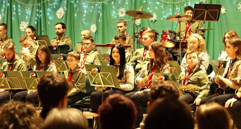 Znakomity spektakl Jubilatki. Bożonarodzeniowy koncert żurawickich „dęciaków” porwał wszystkich [ZDJĘCIA]