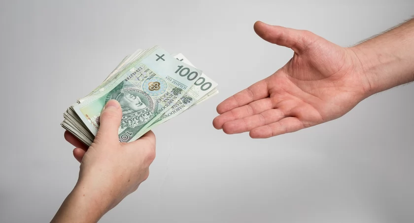 Wiśniowa: dzielnicowy odnalazł właściciela saszetki z pieniędzmi zanim ten zorientował się, że ją zgubił