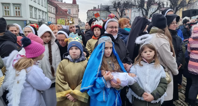 Przemyśl: Trzej Królowie wędrowali ulicami miasta. [WIDEO, GALERIA]