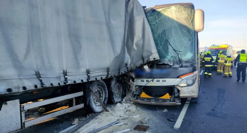 Poważny karambol przy zjeździe z autostrady w Zadąbrowiu [ZDJĘCIA]