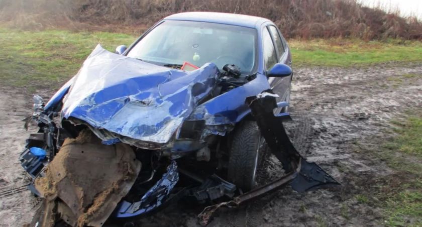 Pełkinie: Zignorowała znak STOP. Zderzyła się z pociągiem 