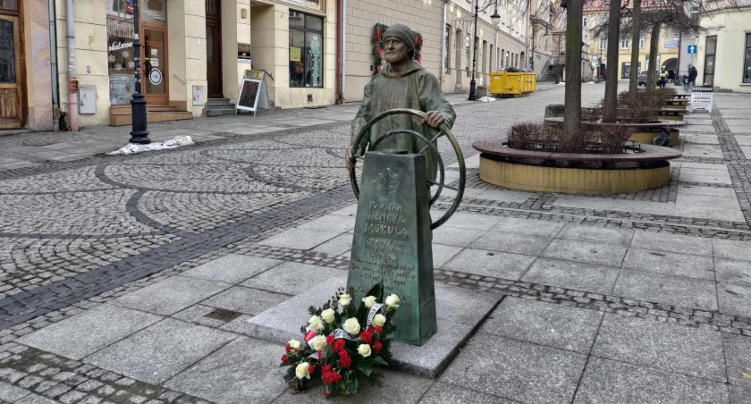 Inskrypcyjne zawiłości tablicy pamiątkowej kapitana Jaskuły