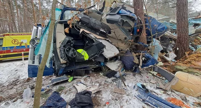 Tragiczny wypadek w Dobrej. Zginął kierowca ciężarówki 