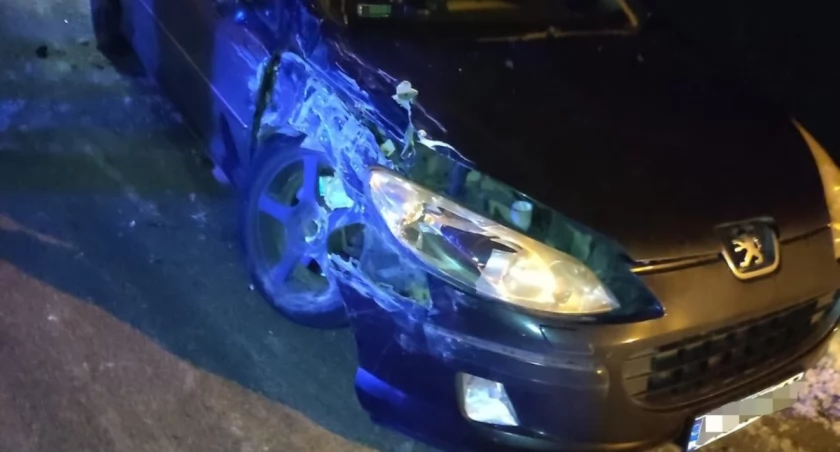 Spowodował kolizję, nie miał prawa jazdy, był poszukiwany. Kompilacja w czasie interwencji
