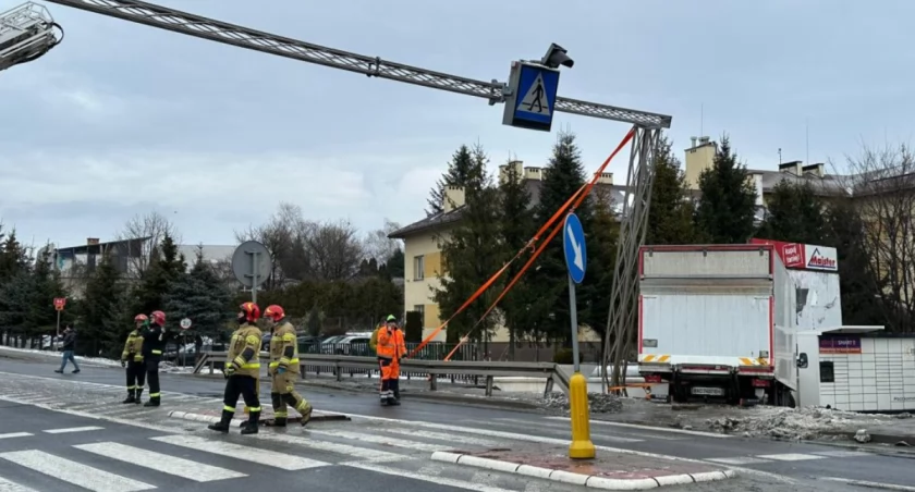 Niebezpieczne zdarzenie drogowe na przejściu w Wierzbnej. Poszkodowana 78-latka