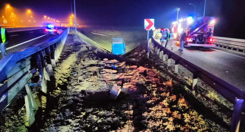 Przewoził 67 osób, wylądował w rowie. Wypadek przy węźle Jarosław-Zachód 