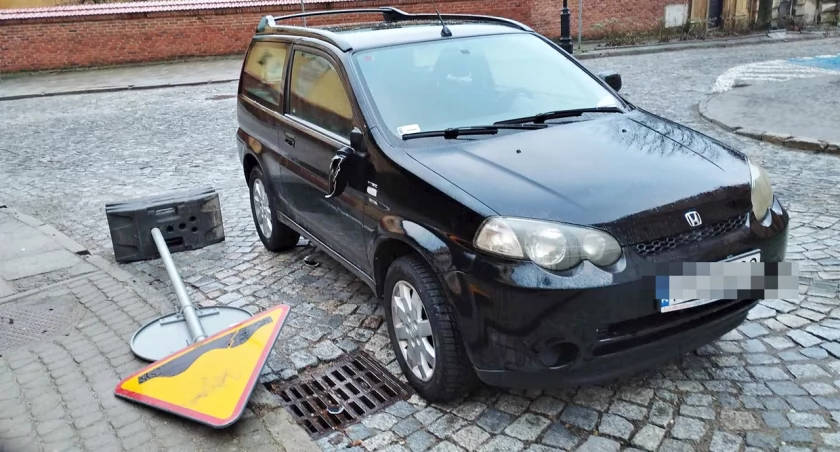 Znak drogowy uszkodził samochód. Miasto nie jest ubezpieczone?