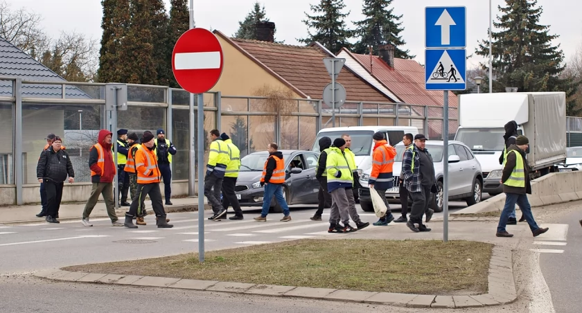 Ukraińscy kierowcy blokują przejścia dla pieszych przy rondzie im. Lecha Kaczyńskiego [ZDJĘCIA, WIDEO]