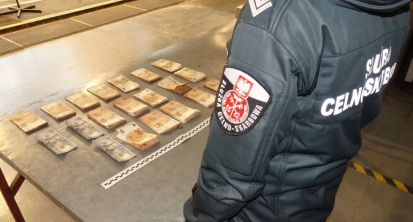 Znaczne ilości niezgłoszonej gotówki na podkarpackich przejściach granicznych 