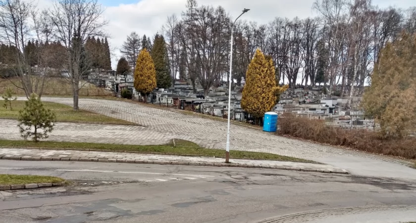 Będzie remont parkingu przy zasańskim cmentarzu [ZDJĘCIA]