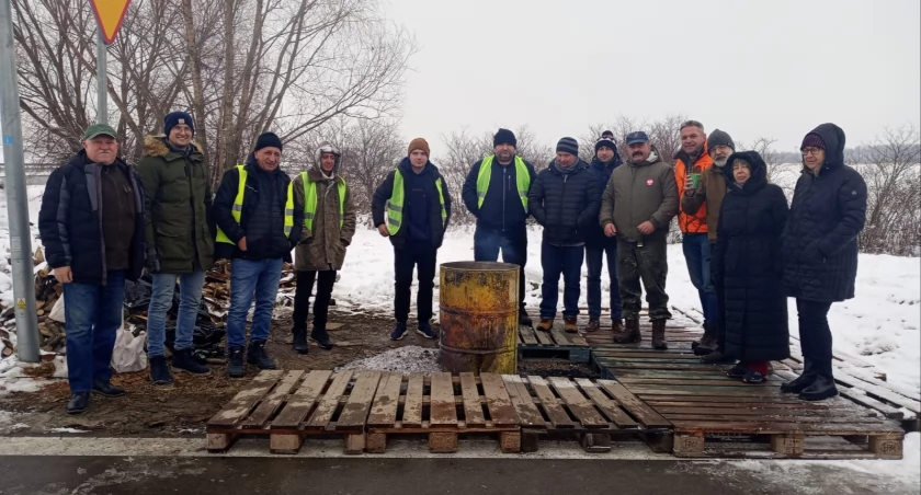 Myśliwi pomagają protestującym na granicy