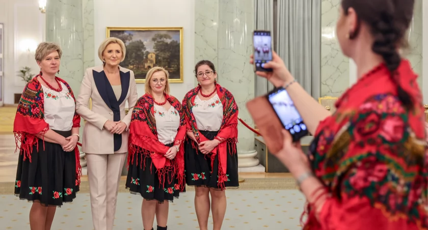 Gospodynie u prezydentowej. Dystansu nie było, za to dużo humoru i spontaniczności