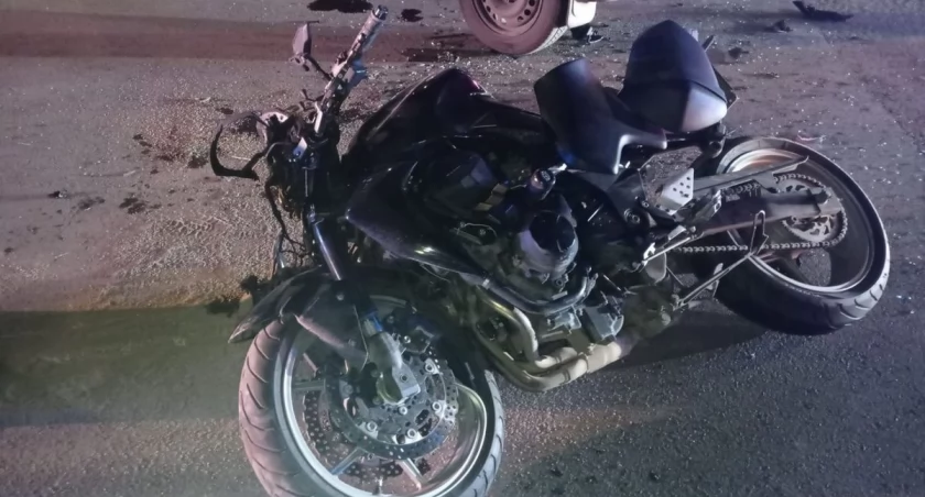 20-latek kierujący motocyklem zderzył się z osobowym oplem 