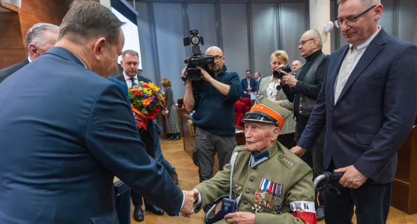 Najstarszy żurawicki czołgista z odznaczony za zasługi dla regionu 