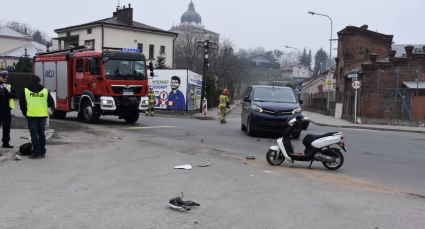 Pijany motorowerzysta zderzył się z toyotą