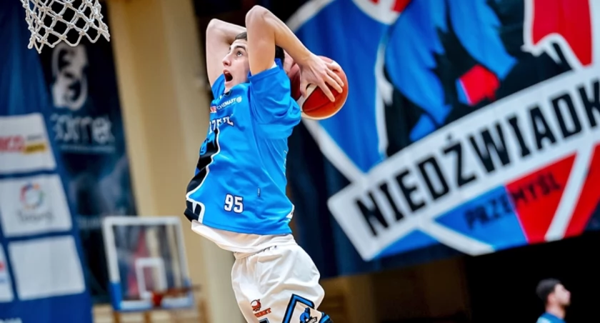 Rezerwy Niedźwiadków zachowały byt. Triple-double Bruna Chalickiego