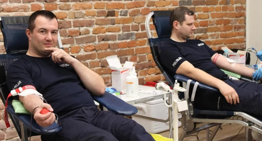 Policjanci – krwiodawcy. Wspólnymi siłami zebrano prawie 24 litry krwi! [ZDJĘCIA]