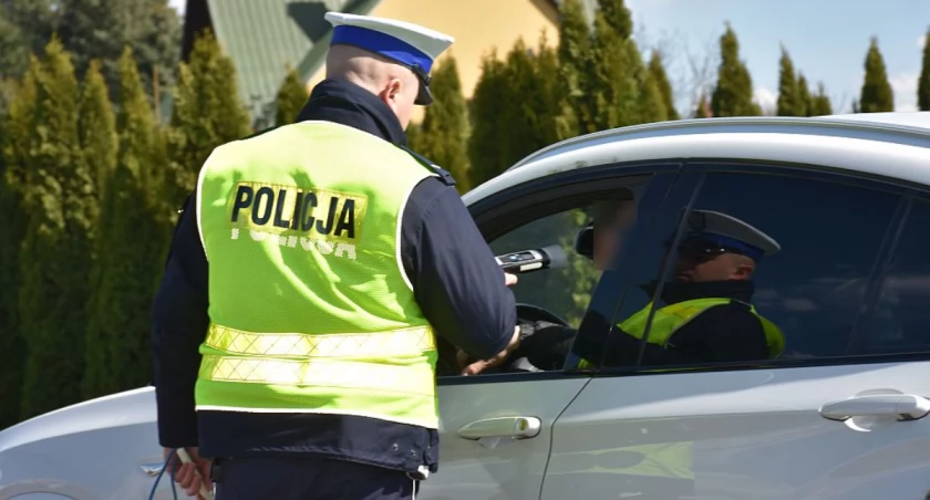 Spał w aucie na parkingu, kiedy obudzili go policjanci. Wcześniej kierował po alkoholu