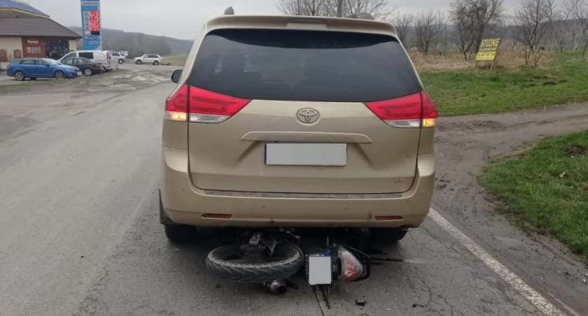16-latek na jednośladzie wjechał toyotę