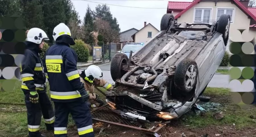 Dachował oplem. Najprawdopodobniej zasłabł za kierownicą