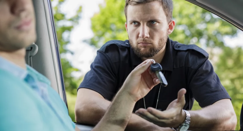 Kierował w stanie nietrzeźwości. Do tego znieważył policjantów