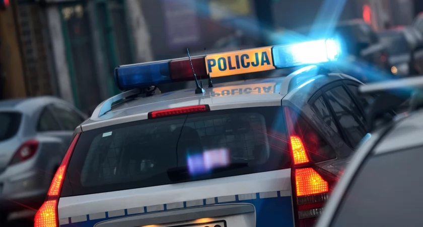 Ogłuszyli nastolatka, wepchnęli do bagażnika i wywieźli do lasu. Powód? Sympatia do jednego z klubów…