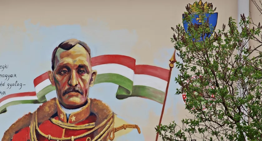 Węgierski generał „zdobi” kamienicę przy Chrobrego [ZDJĘCIA]
