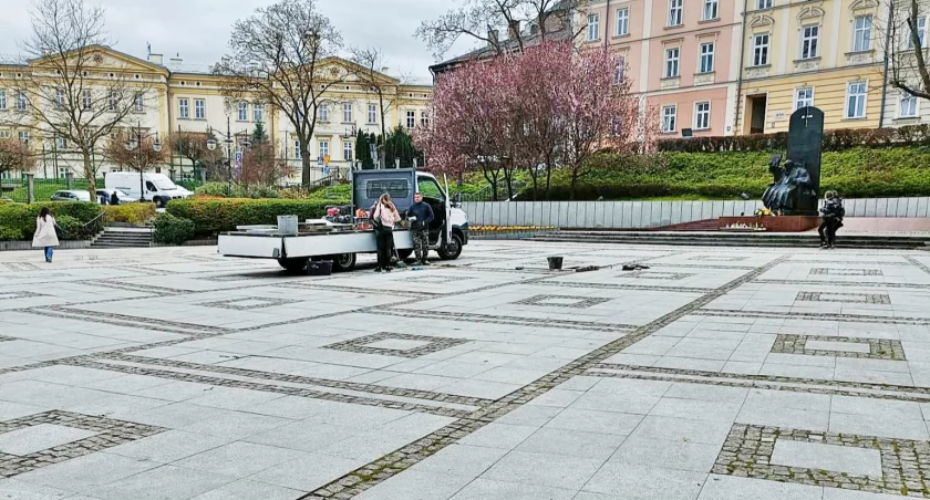 Plac Niepodległości naprawiony. Lepiej późno niż wcale