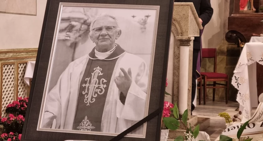 Mieszkańcy Krasiczyna pożegnali księdza Stanisława Bartmińskiego. [ZDJĘCIA]