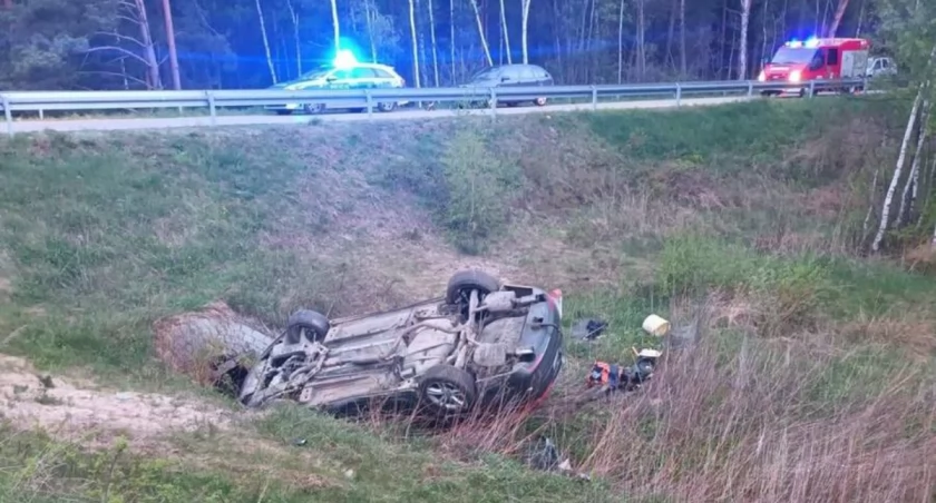 Wjechał oplem wprost pod nadjeżdżający pociąg. Był pijany 