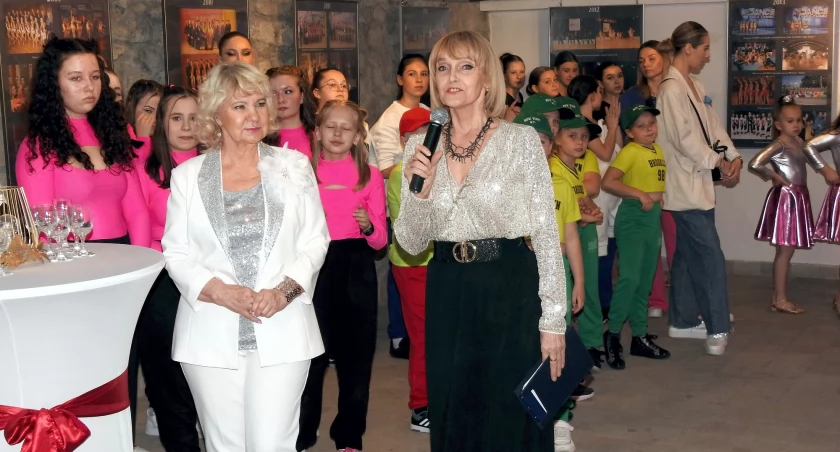 Trzydzieści zestawów zdjęć na 30-lecie