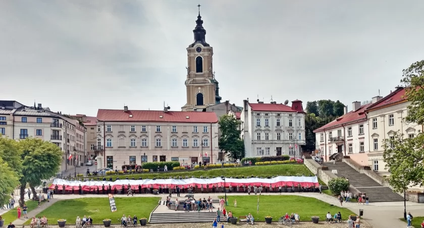 Choć historii wieje wiatr, biało-czerwona wciąż dumnie łopocze, czyli Dzień Flagi Rzeczypospolitej Polskiej [ZDJĘCIA]