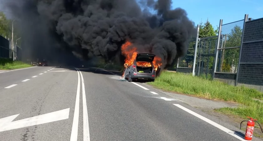 Pożar hyundaia. Po pomoc na komisariat przybiegła kobieta [ZDJĘCIA]