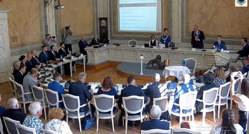 Sesja nadzwyczajna, która nie miała prawa się odbyć...