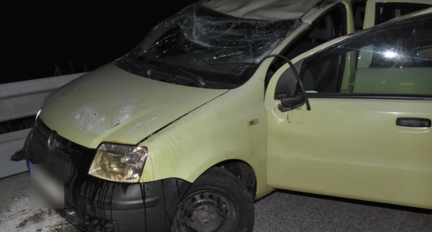 Dachowanie osobówki na autostradzie w Skołoszowie [ZDJĘCIA]